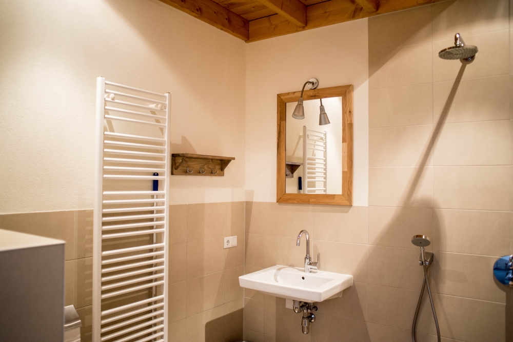 Ruime sanitair met stortdouche en toilet